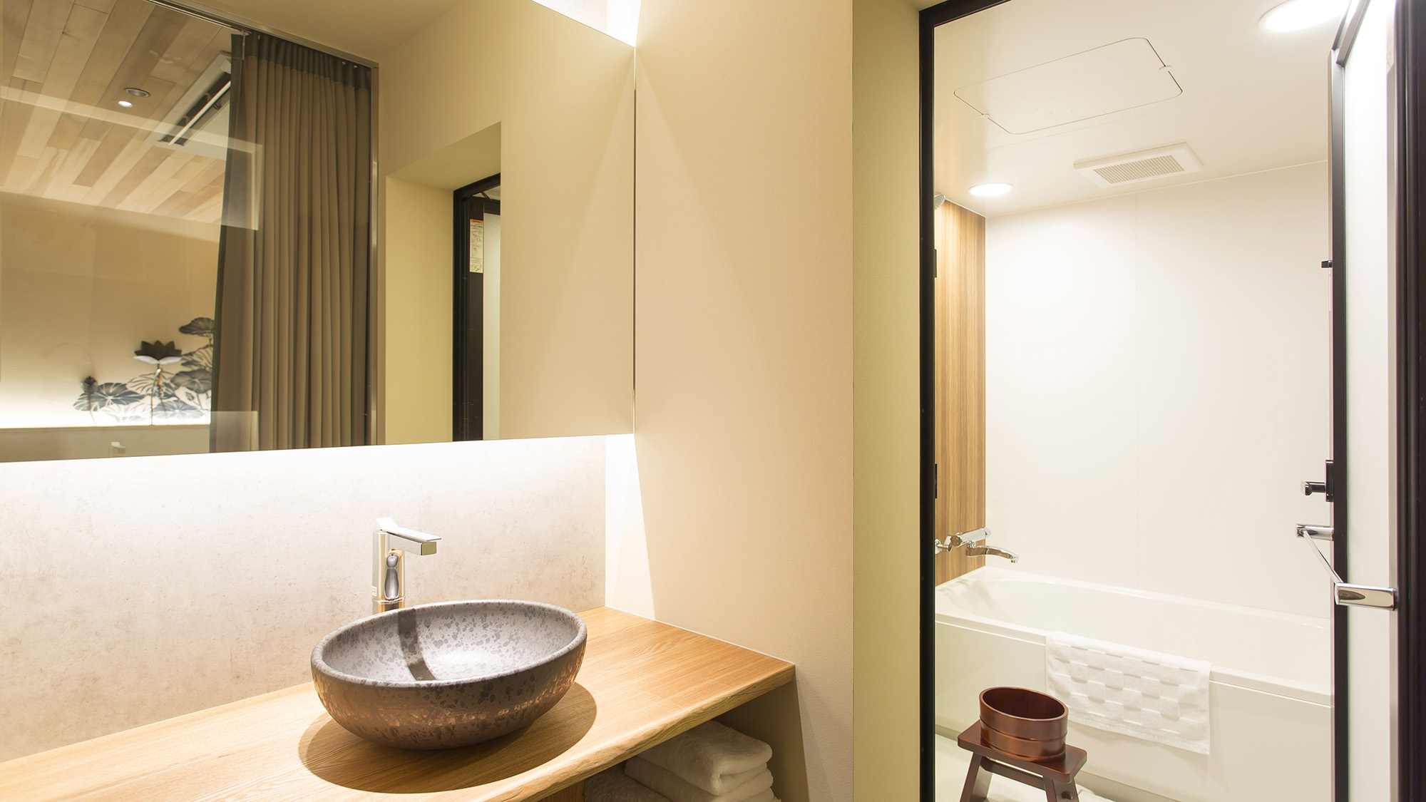 ・【庭付きスーペリアツイン一例】広々とした洗面スペースとお風呂