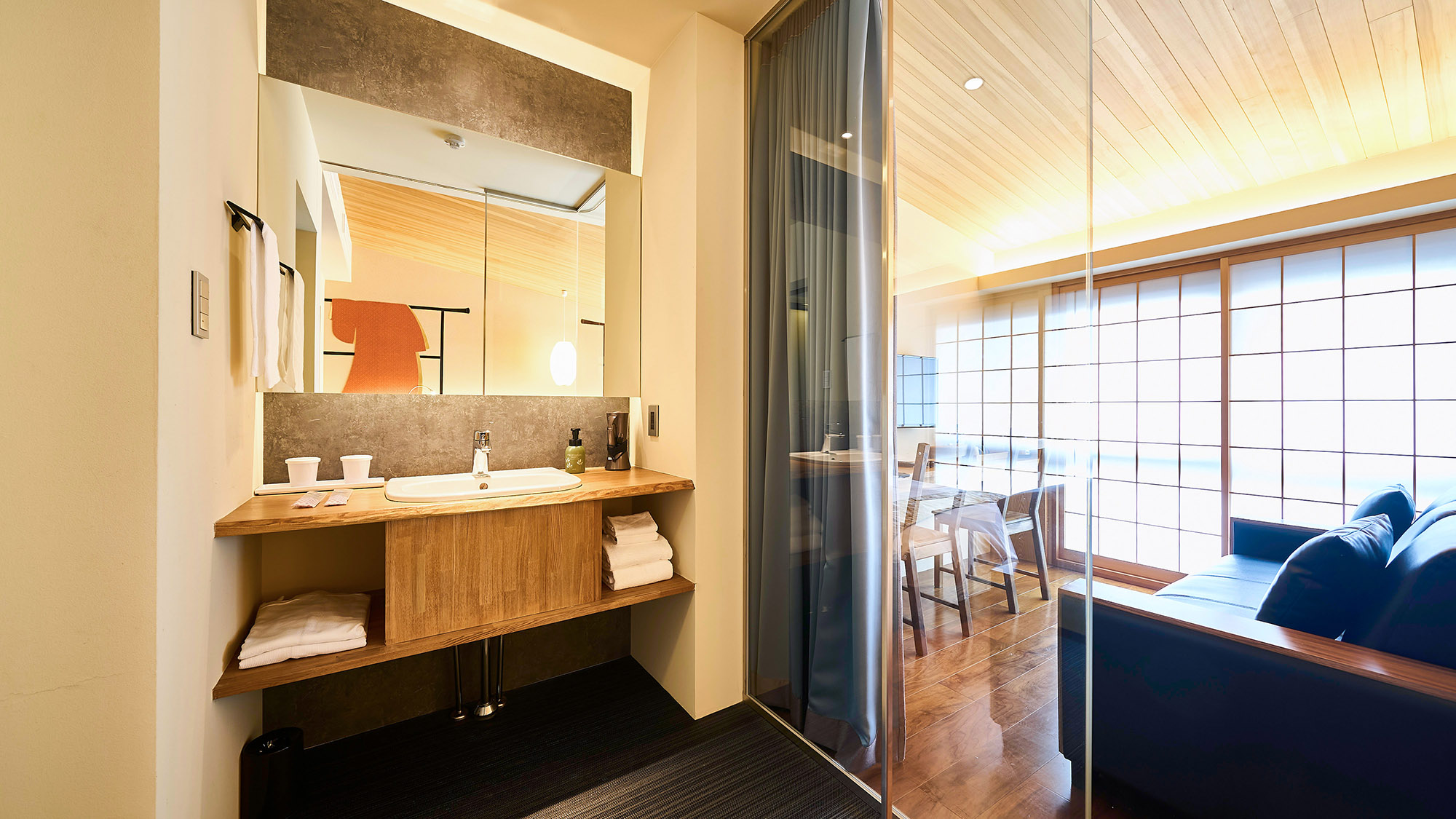 ・【スタンダードツイン/洗面所】洗面所とリビングがガラスで仕切られたスタイリッシュなお部屋です