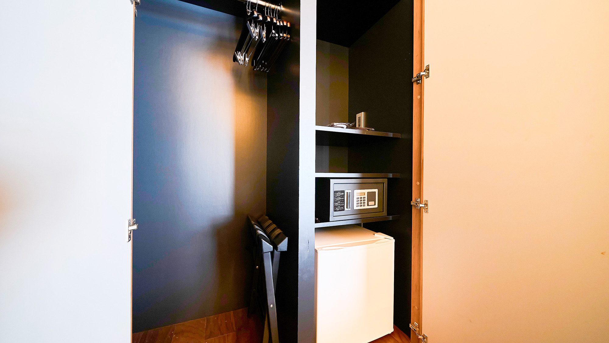 ・【スーペリアツイン/クローゼット】バゲージラックを設置しているので荷物も収納しやすいです