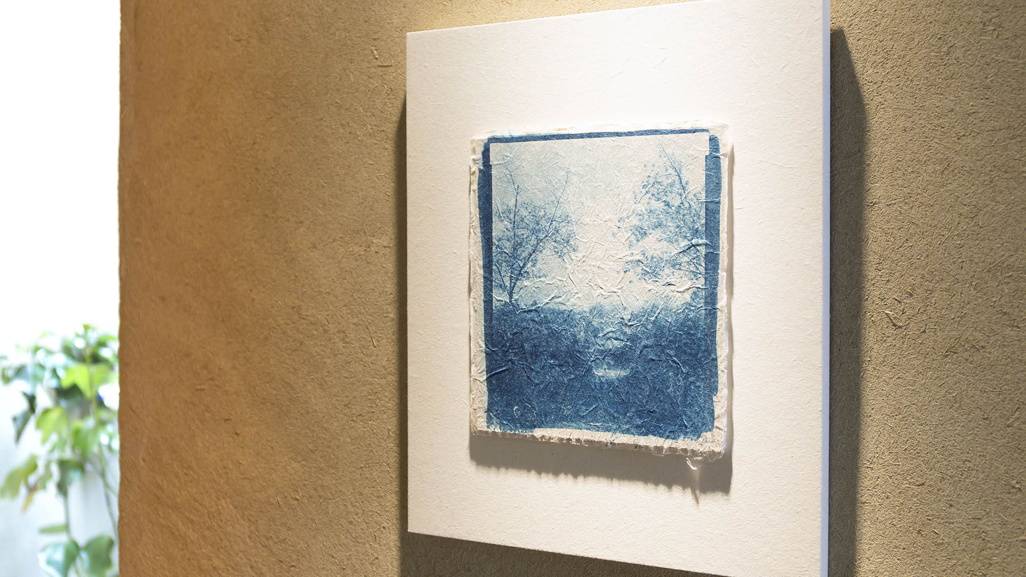 ・【アート】ロビースペースには落ち着いた雰囲気の絵画を展示