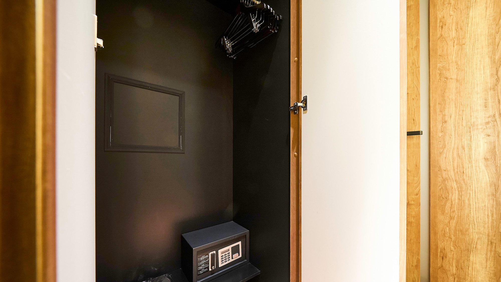 ・【中庭付きスーペリアツインルーム/クローゼット】セキュリティボックスをご用意しております