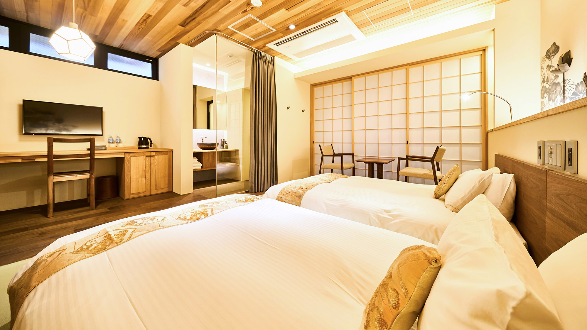 ・【中庭付きスーペリアツインルーム】ゴロンと寝ころびながら、ベッドでテレビ鑑賞もできます