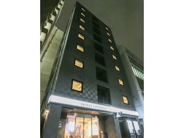 ホテルリブマックス東京新富町　ビル全体（夜）