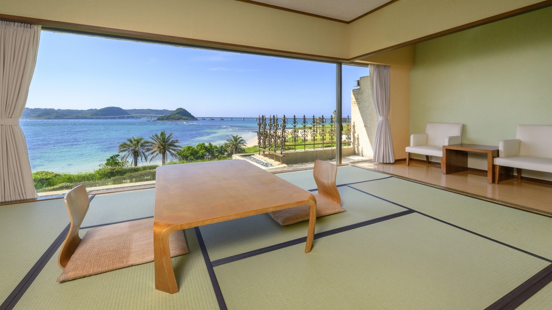 角島大橋側和室の一例／目の前にコバルトブルーの海と角島大橋をのぞむ畳の客室です