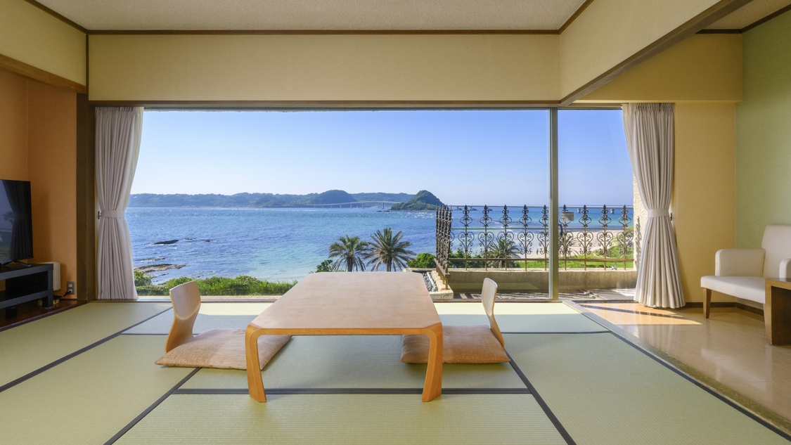 角島大橋側和室の一例／目の前にコバルトブルーの海と角島大橋をのぞむ畳の客室です