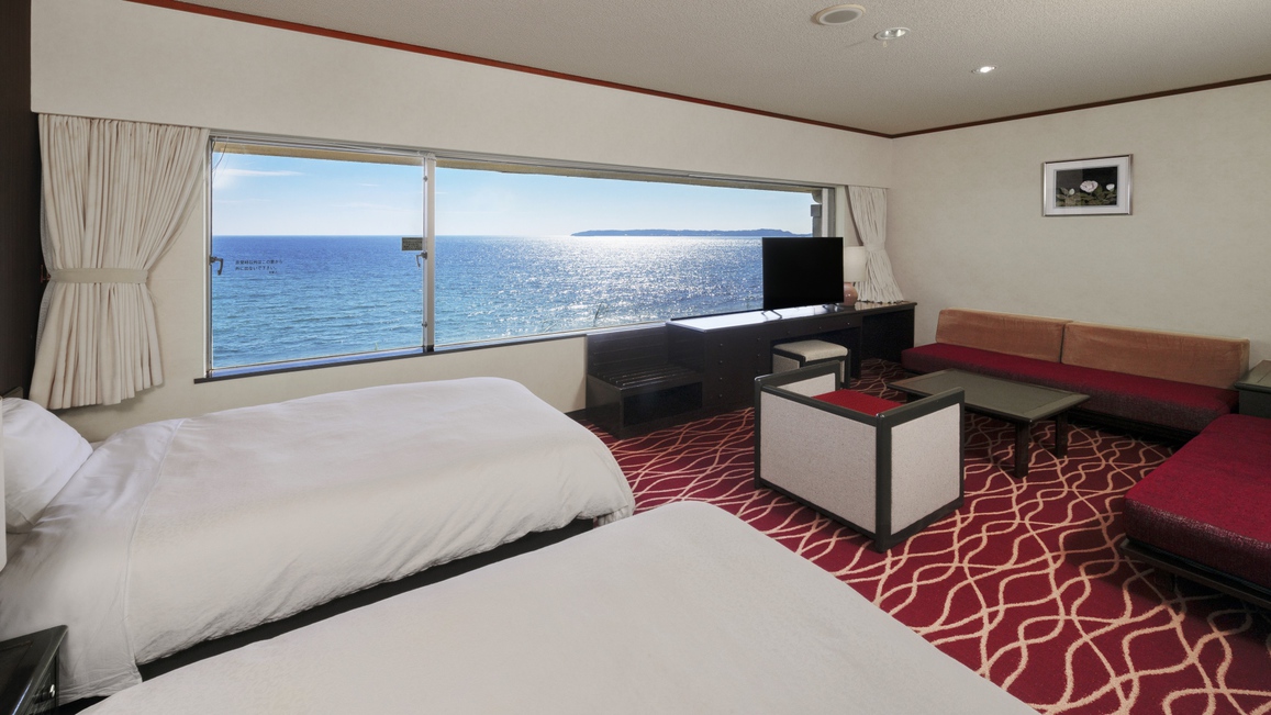 双子島側洋室の一例／目の前にコバルトブルーの海が広がる客室です