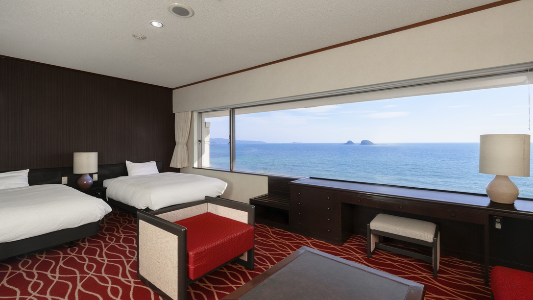 双子島側洋室の一例／目の前にコバルトブルーの海が広がる客室です