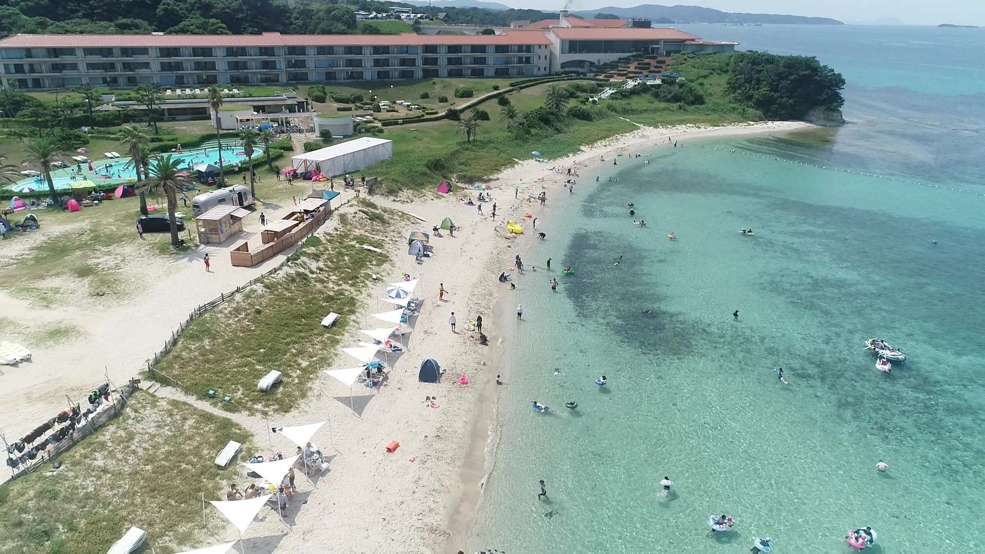 夏にオープンするビーチで海水浴