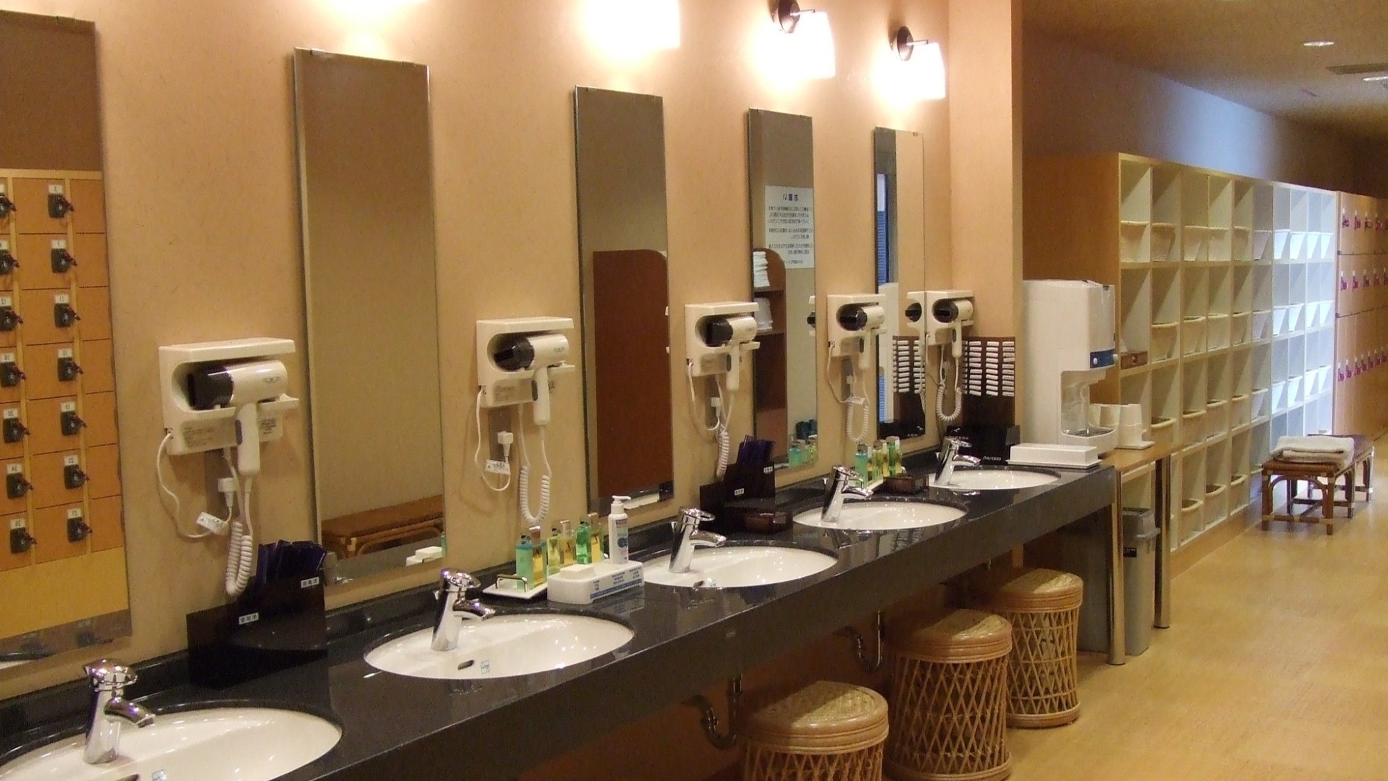 温泉大浴場　更衣室　※朝と夜とで男女入れ替えあり