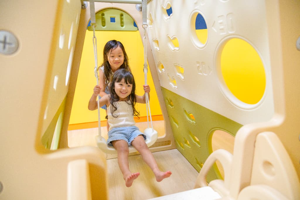 小さなお子さまが安心して楽しめる「わくわくひろば」に設置の《ブランコ》