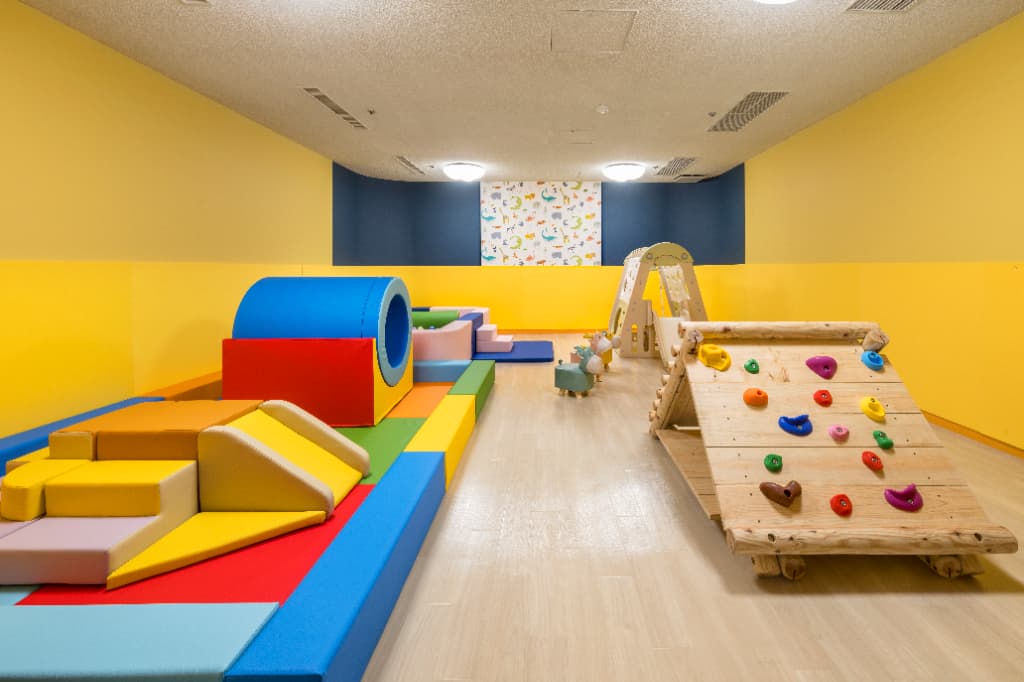 小さなお子さまが自由に楽しめる「わくわくひろば」。安全・安心な遊具スペースです。