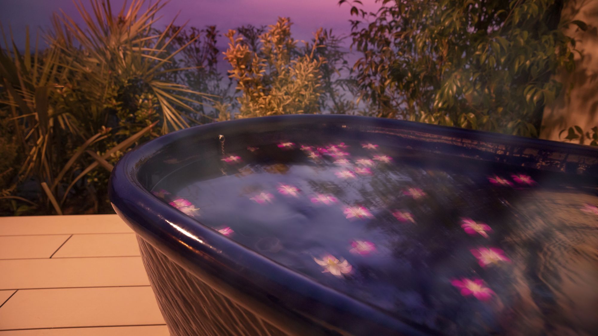【露天風呂付き客室】露天風呂は光明石温泉です（イメージ）