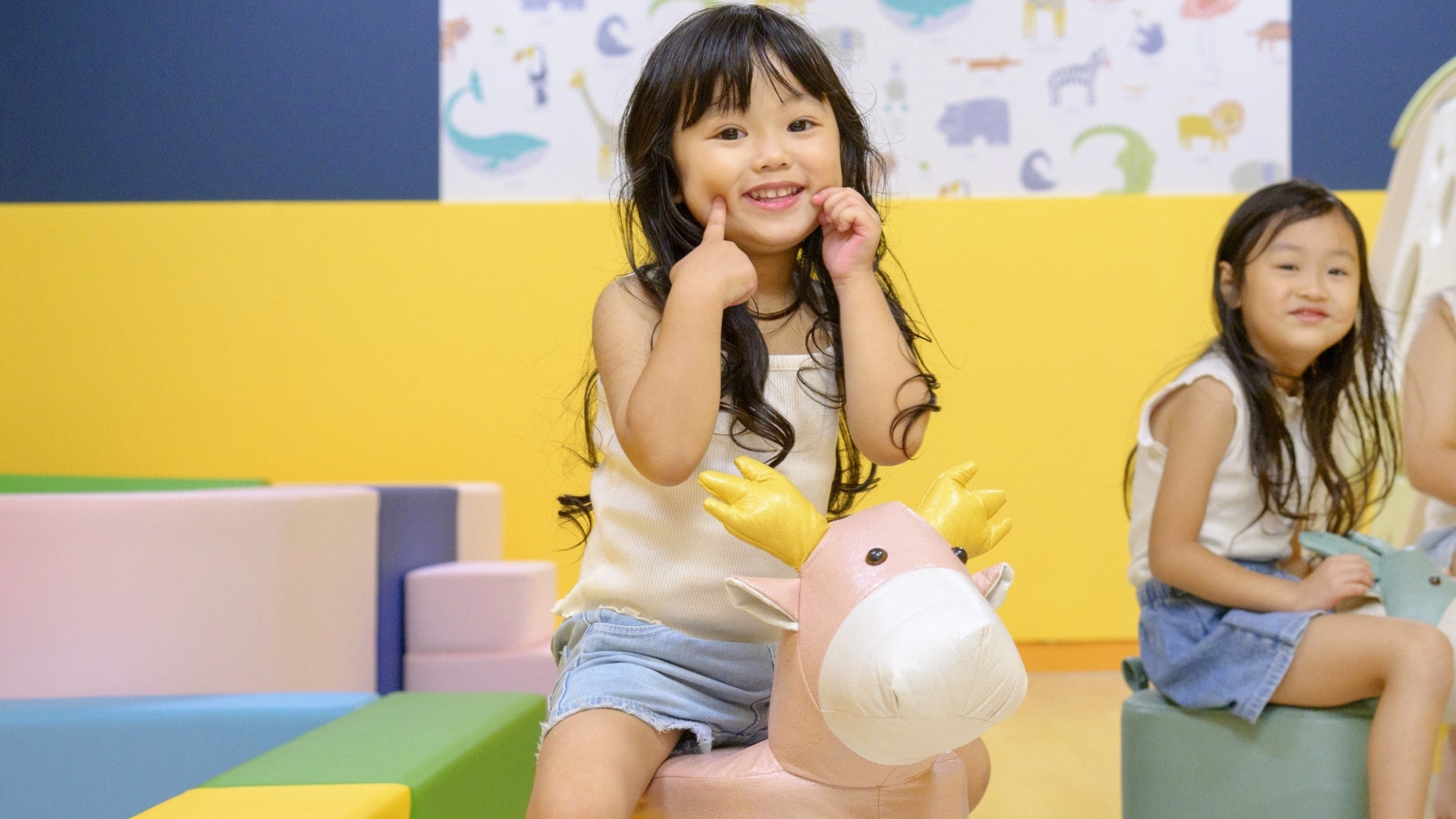 小さなお子さまが自由に楽しめる「わくわくひろば」。安全・安心な遊具スペースです。