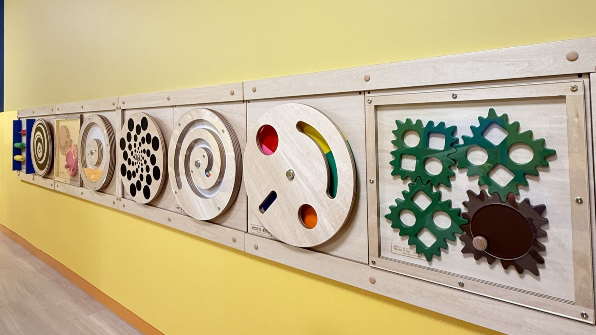 小さなお子さまが自由に楽しめる「わくわくひろば」。知育玩具満載の「コトキト」壁面シリーズ