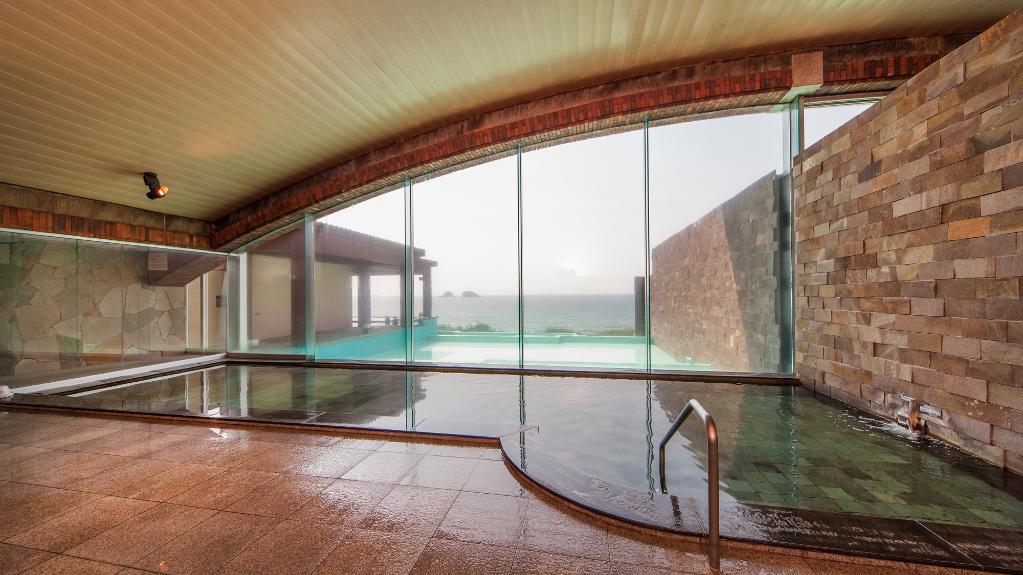 温泉大浴場　オーシャンビューの大浴場です　※朝と夜とで男女入れ替えあり