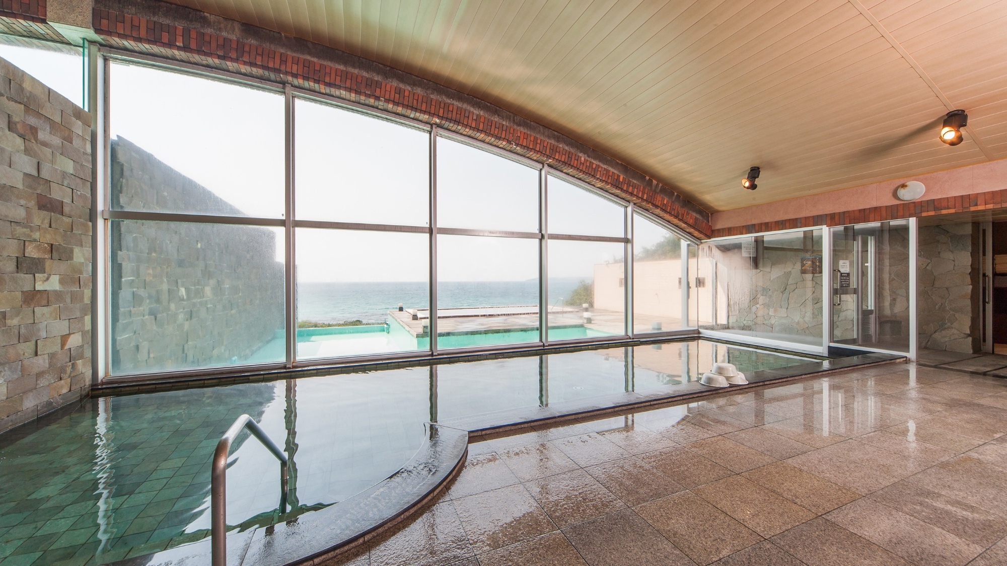 温泉大浴場　オーシャンビューの大浴場です　※朝と夜とで男女入れ替えあり