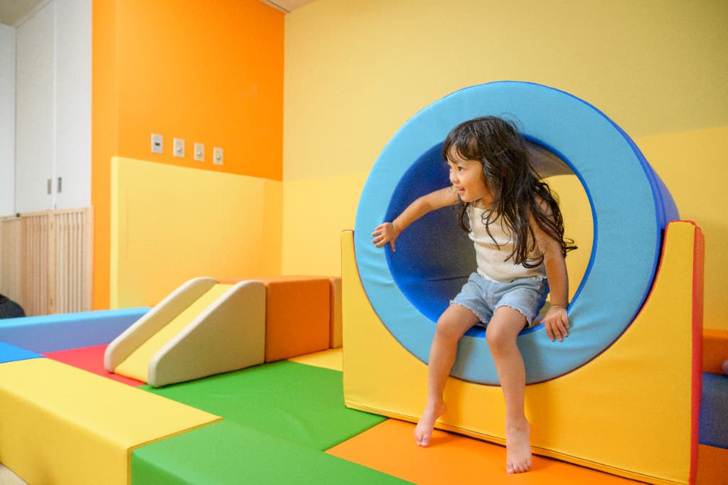 小さなお子さまが安心して楽しめる「わくわくひろば」に設置の《ソフトブロック》