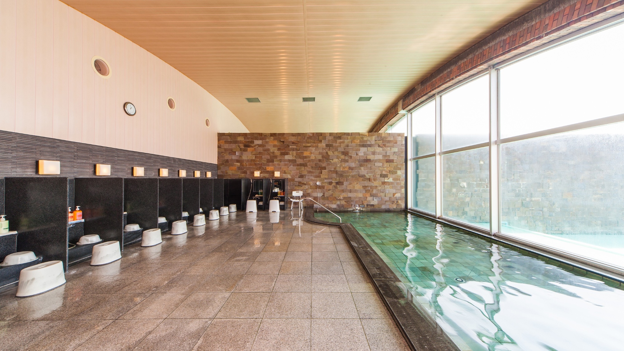 温泉大浴場　オーシャンビューの大浴場です　※朝と夜とで男女入れ替えあり