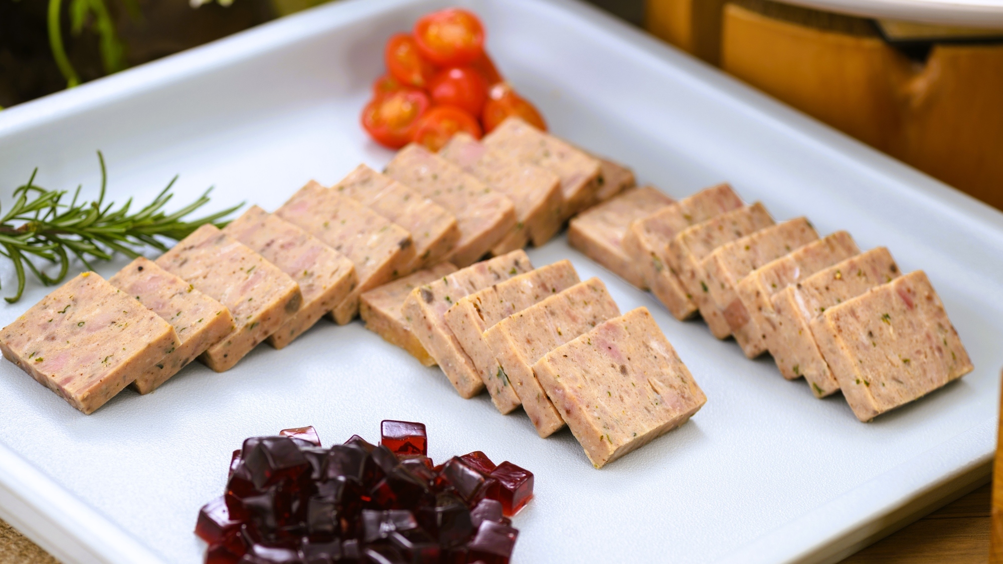 5/11～7/17期間「肉フェス」開催！【黒豚のパテ 赤ワインジュレ添え】