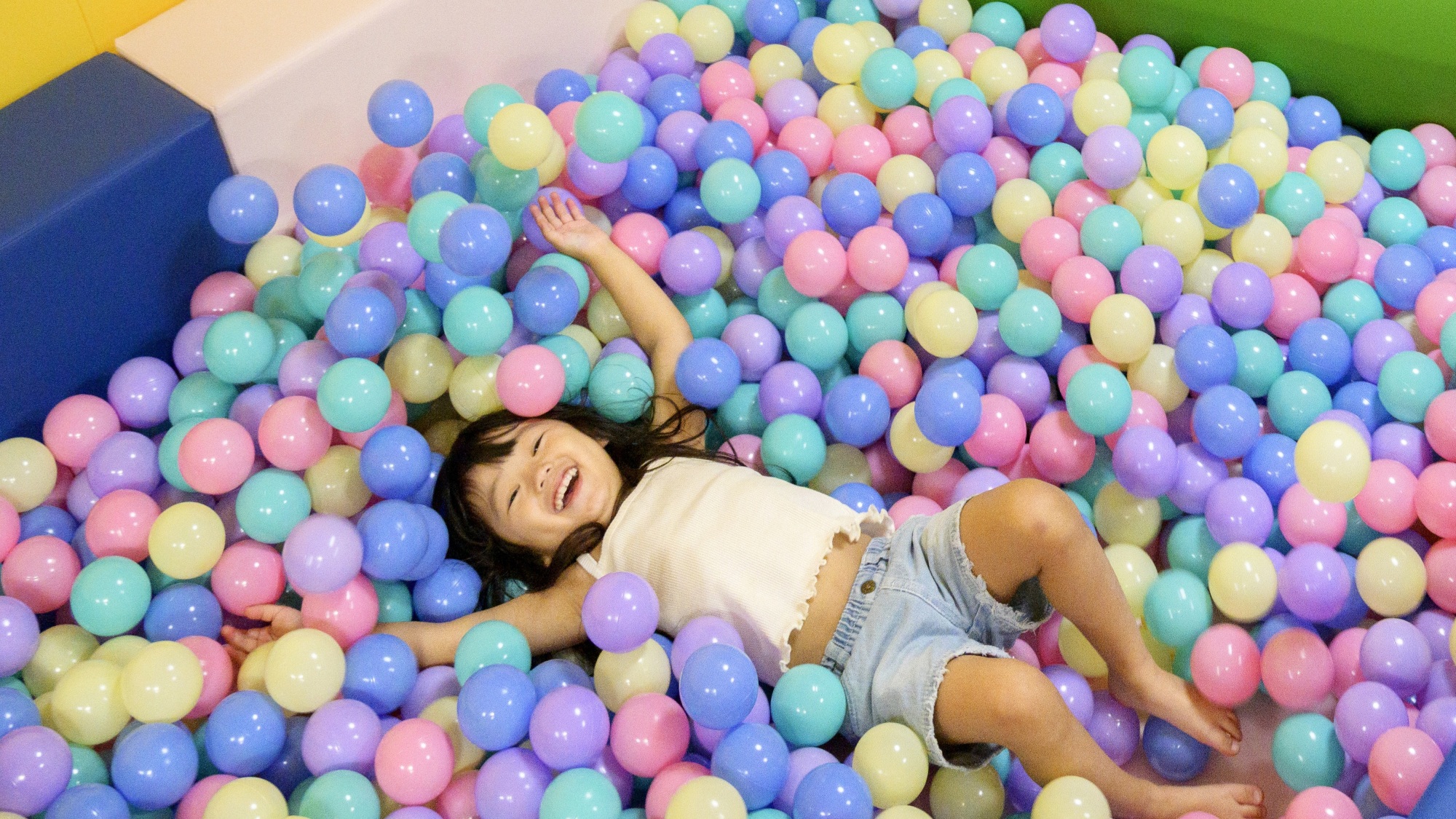 小さなお子さまが安心して楽しめる「わくわくひろば」に設置の《ボールプール》