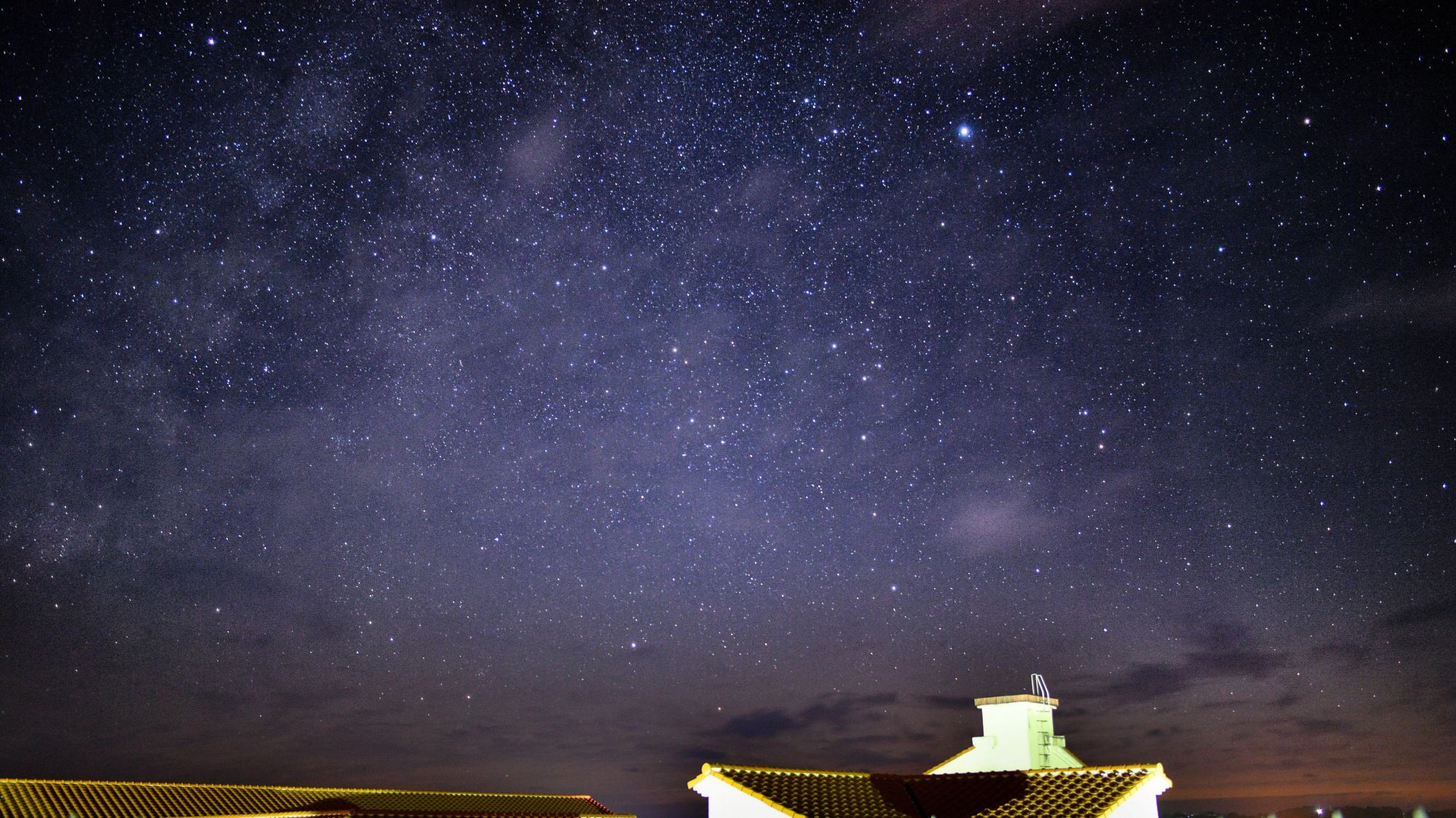 澄んだ空気の中輝く星空がみなさまを歓迎いたします。