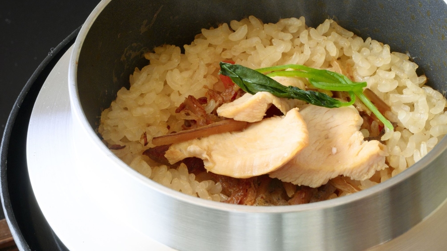【釜めし】ボナリの森自慢の一人釜めし。美味しい福島のお米を炊き立てで味わえます。