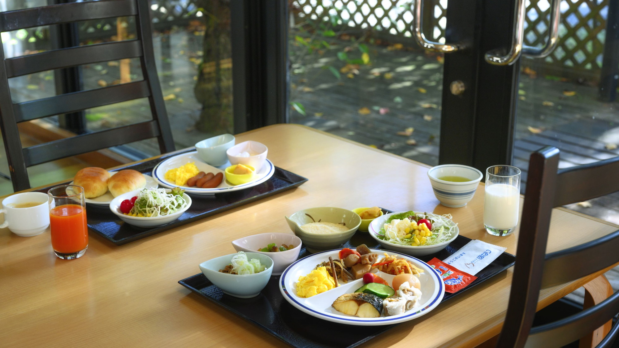 【朝食バイキング】窓側では朝の開放的な景色を眺めて朝食お召し上がりいただけます。