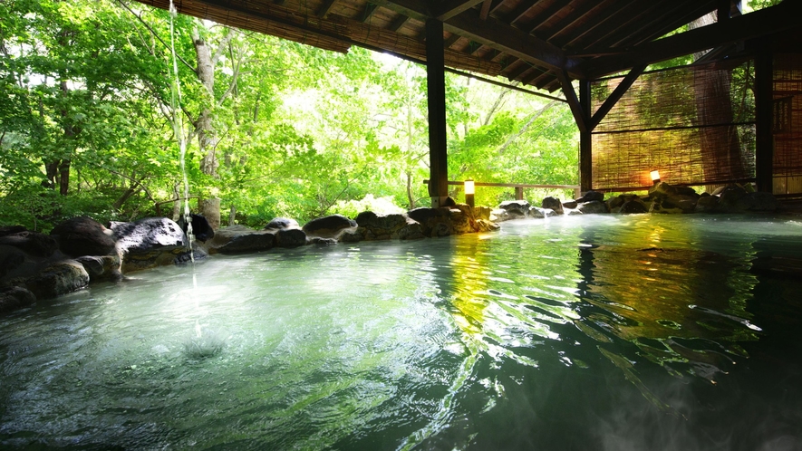 【かわせみの湯／大露天風呂】ボナリの森、最大の魅力は豊富な湯量を活かした大露天風呂。