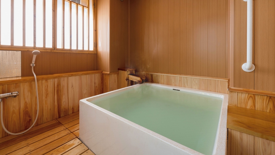 【源泉貸切風呂】ヒノキの香りが漂う中ノ沢温泉の上質の源泉を贅沢にかけ流しした広々とした貸切風呂。