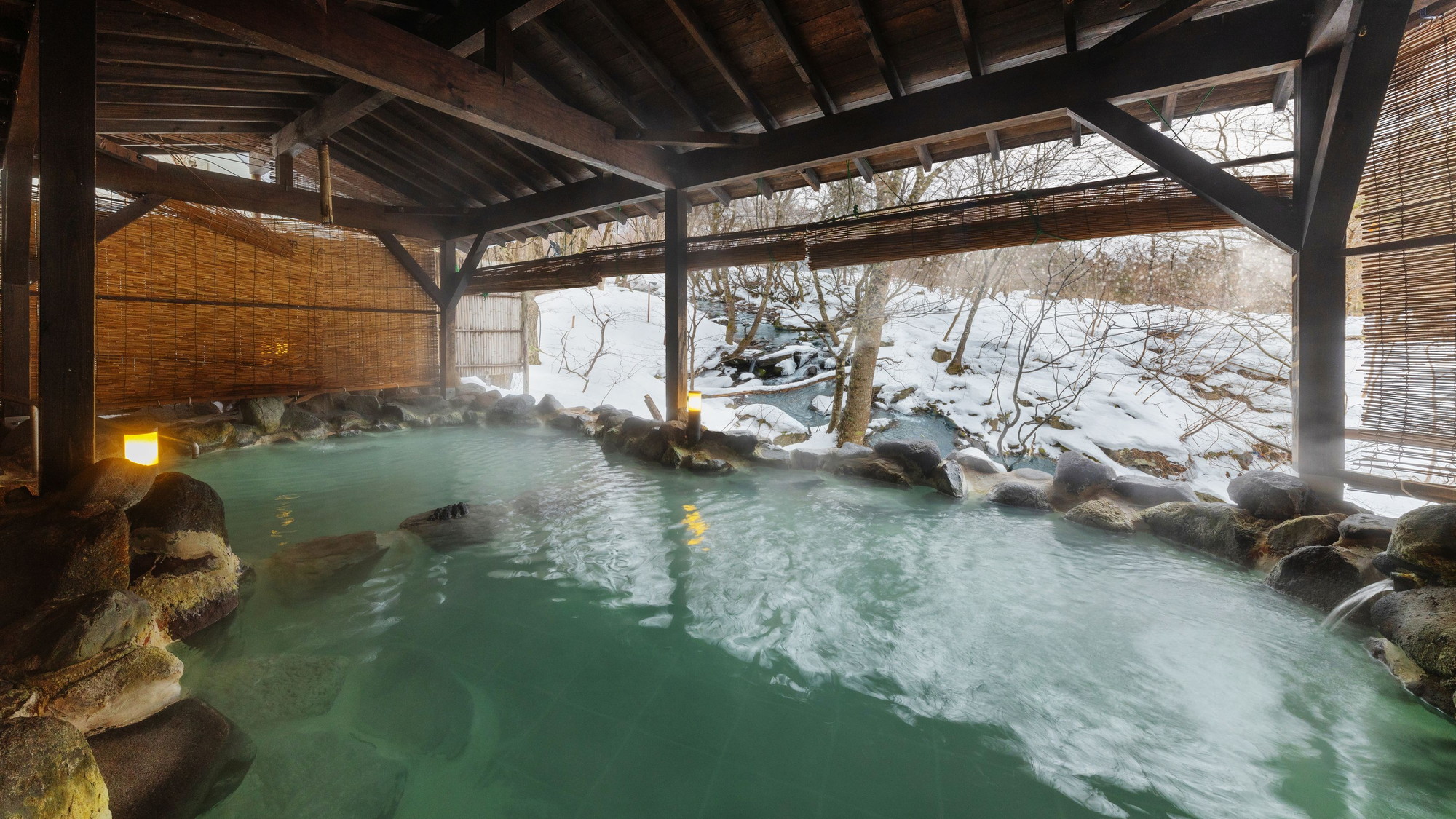 【かわせみの湯／大露天風呂】冬の趣。雪見風呂をお楽しみ頂けます。