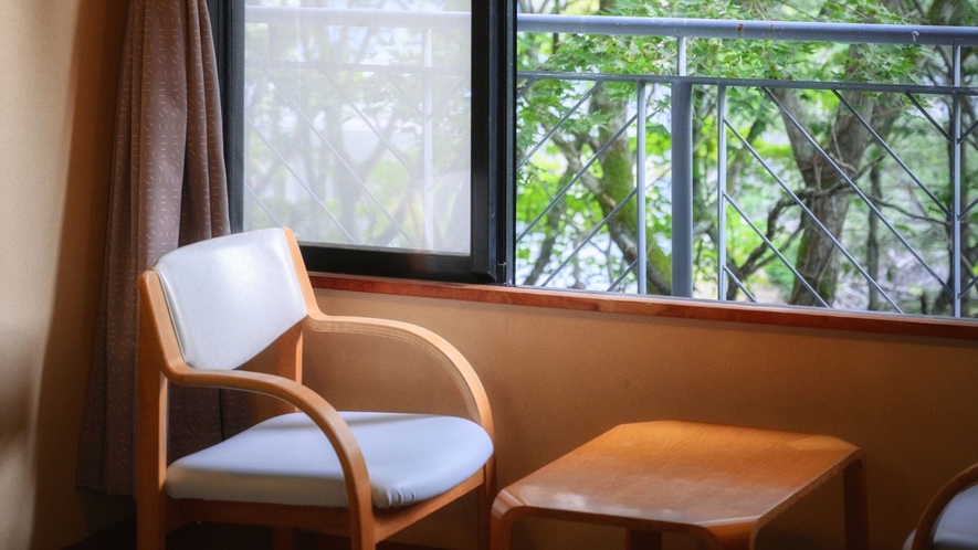 【J-Styleヴィラ・和室】窓から美しい山景を眺める14.5畳の広めの空間
