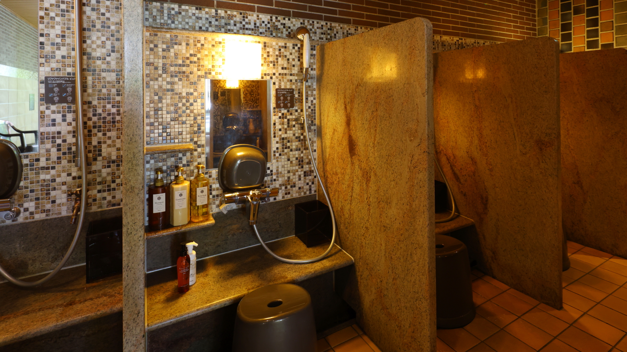 【女性】洗い場 (カラン：8か所・立ちシャワー：1か所)