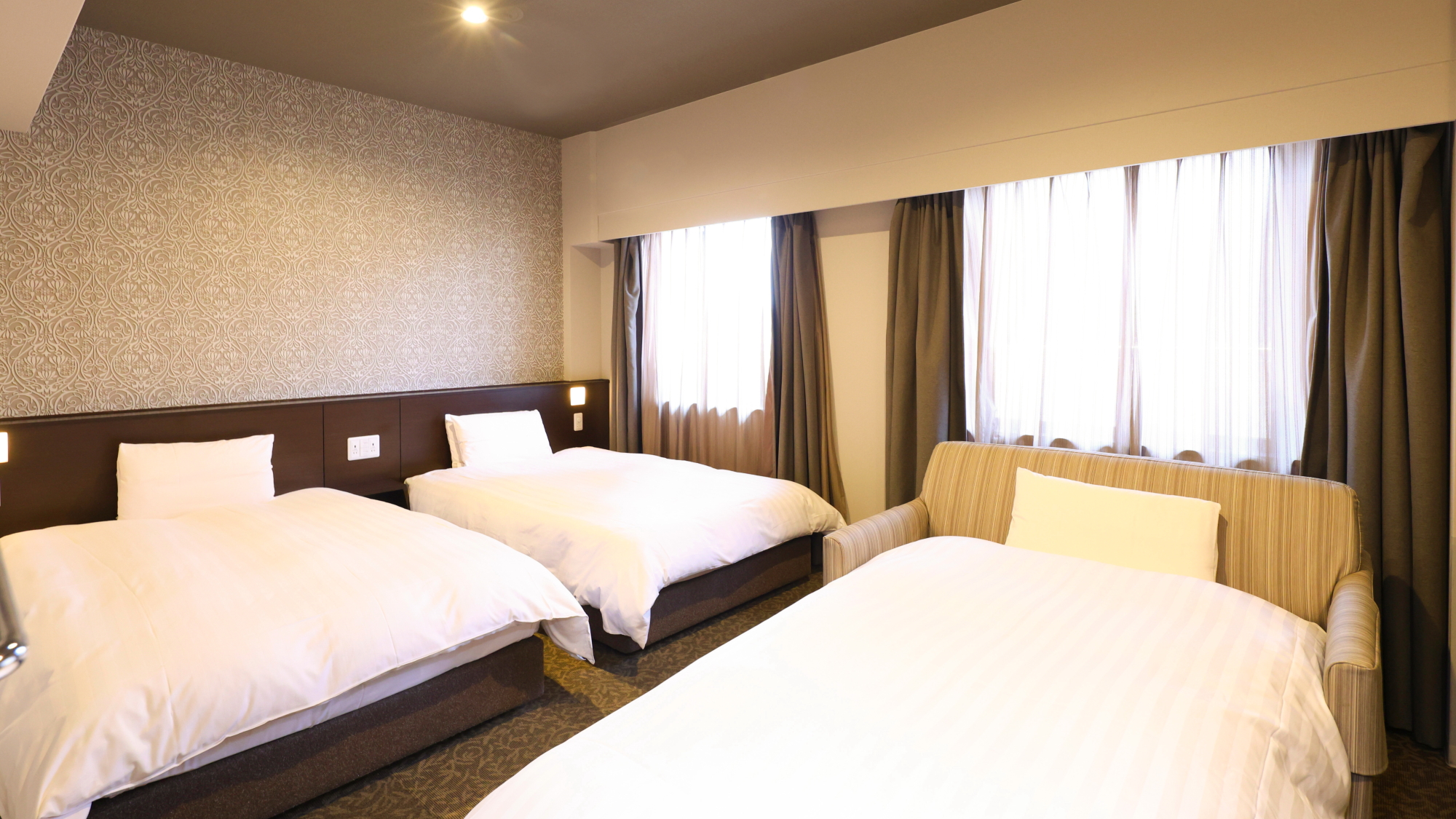 【ツインBルーム】27.5平米◆サータ社制ベッド(120cm×195cm・2台、ソファーベッド・1台