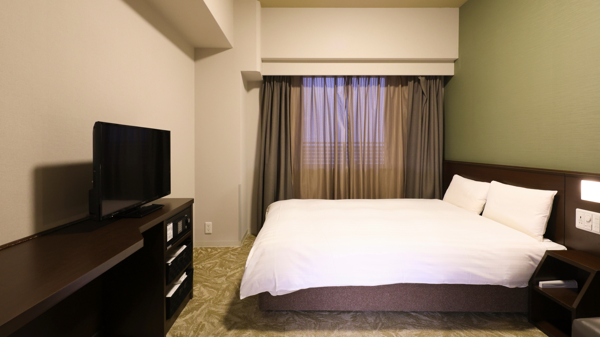 【ダブルルーム】15.8～16.9平米◆サータ社制ベッド(140cm×195cm)