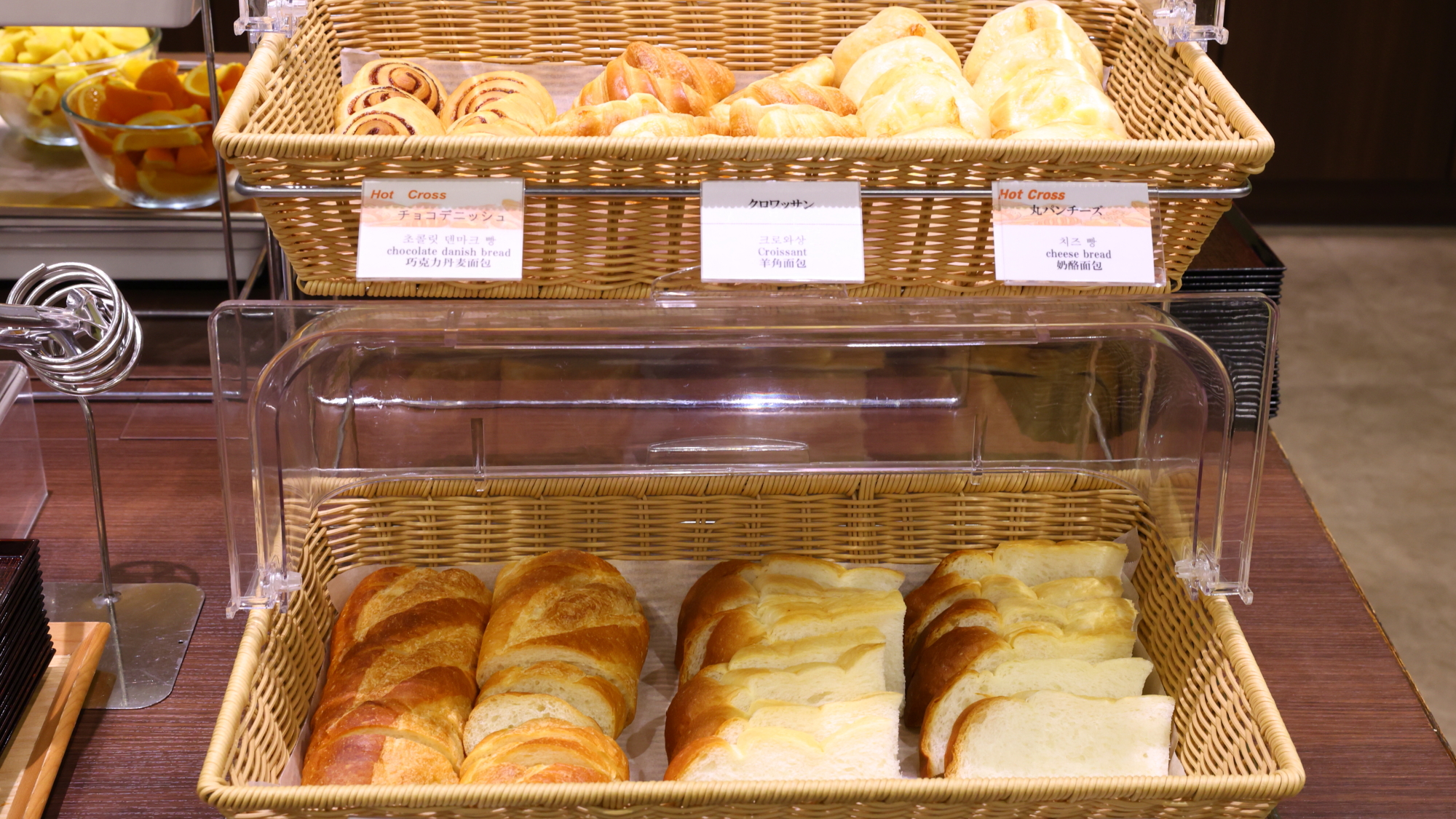 パンコーナー◆ホットクロス様から毎日仕入れております♪