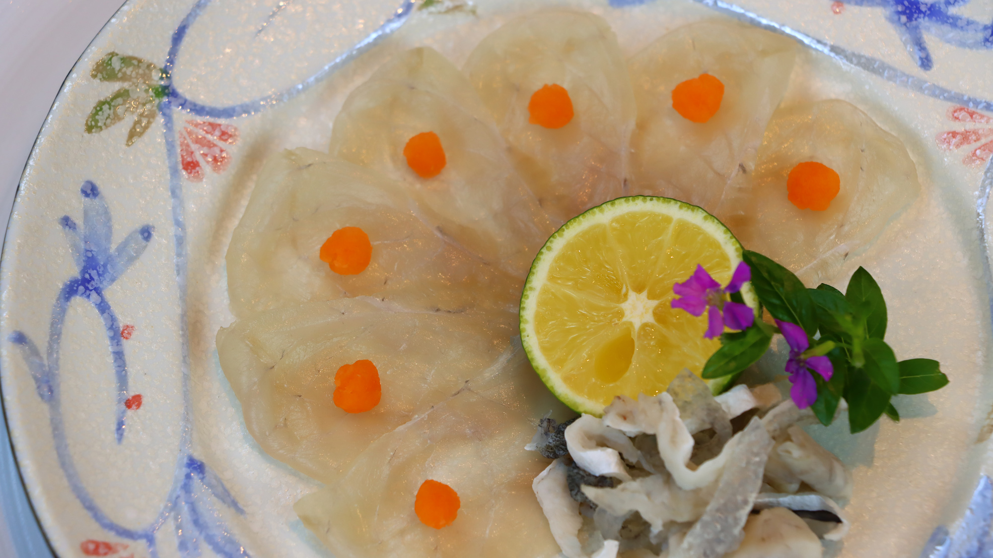 贅沢に、より熊本の食を愉しむ『グレードアップコース』～天草産虎河豚と酢橘のカルパッチョ仕立て～