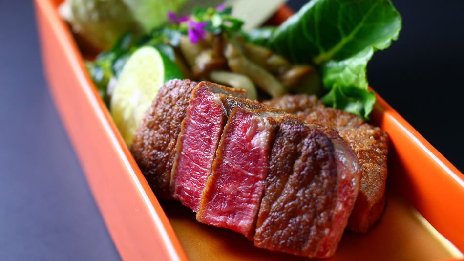 【夕食イメージ】脂肪が少ない柔らかな赤身が特徴の「阿蘇あか牛ステーキ」