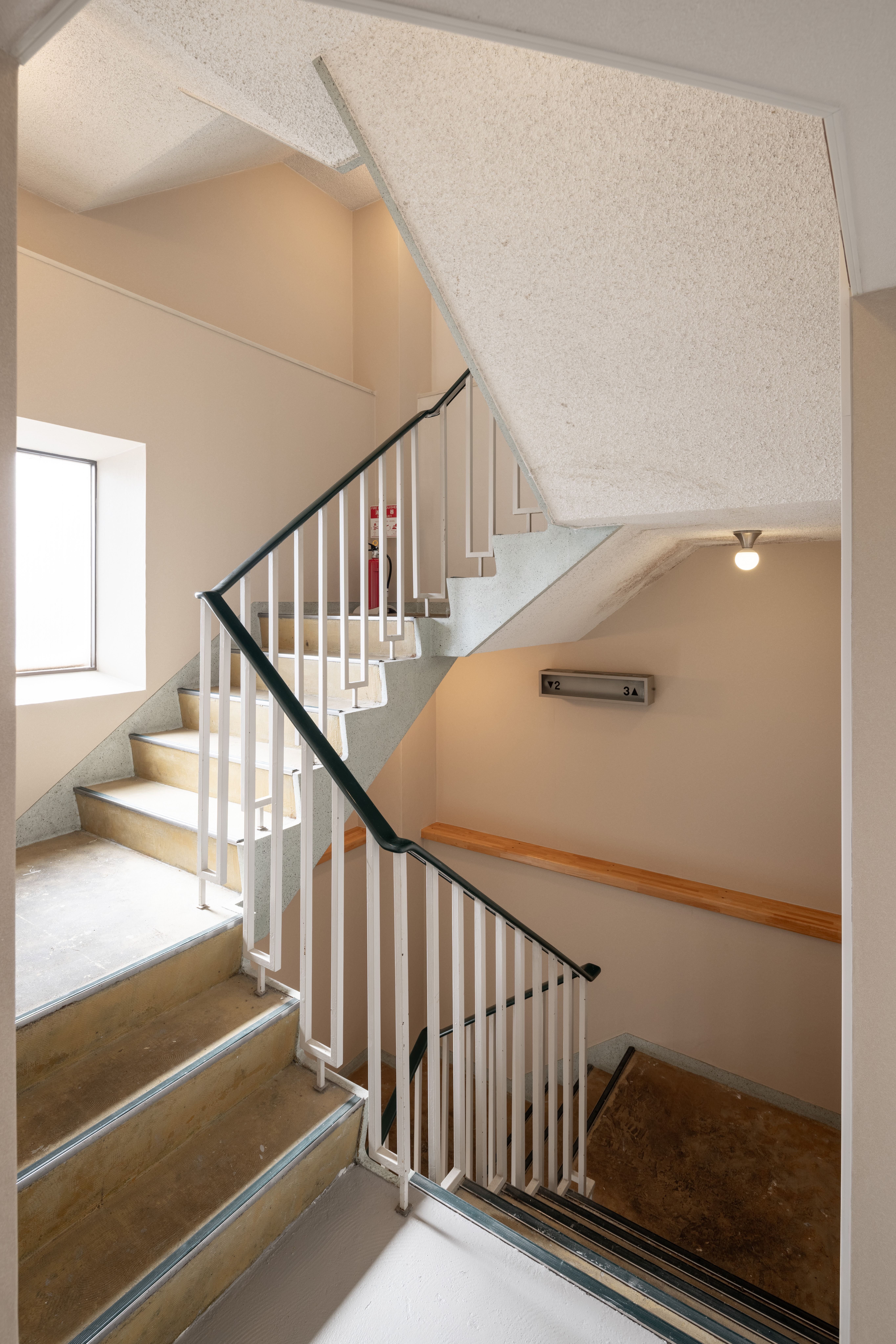 階段で上り降りになります