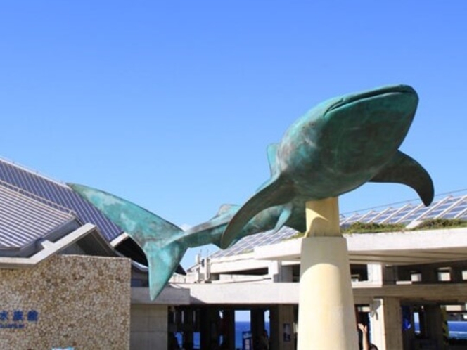  【美ら海水族館　車で10分】入り口のジンベイザメのモニュメント