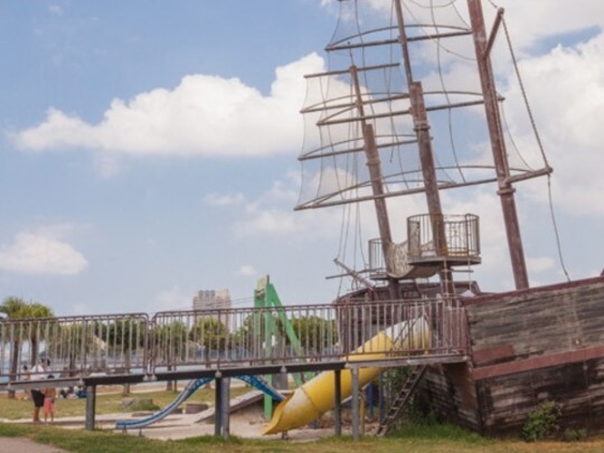  アラハビーチ公園の帆船（遊具）