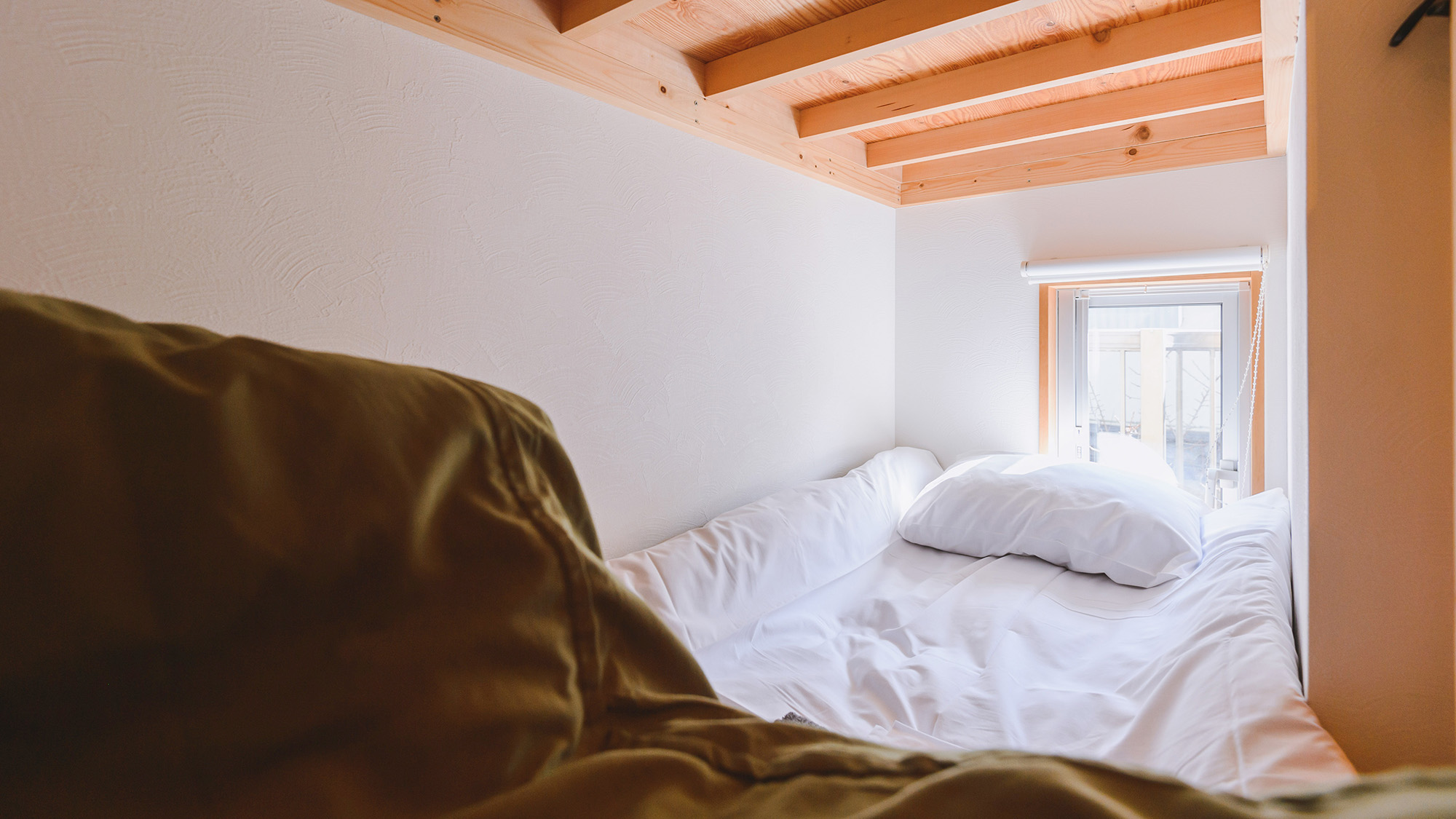 【新館2段ベッド2】小窓があるのでロールスクリーンを上げれば明るい光で目覚めることができます