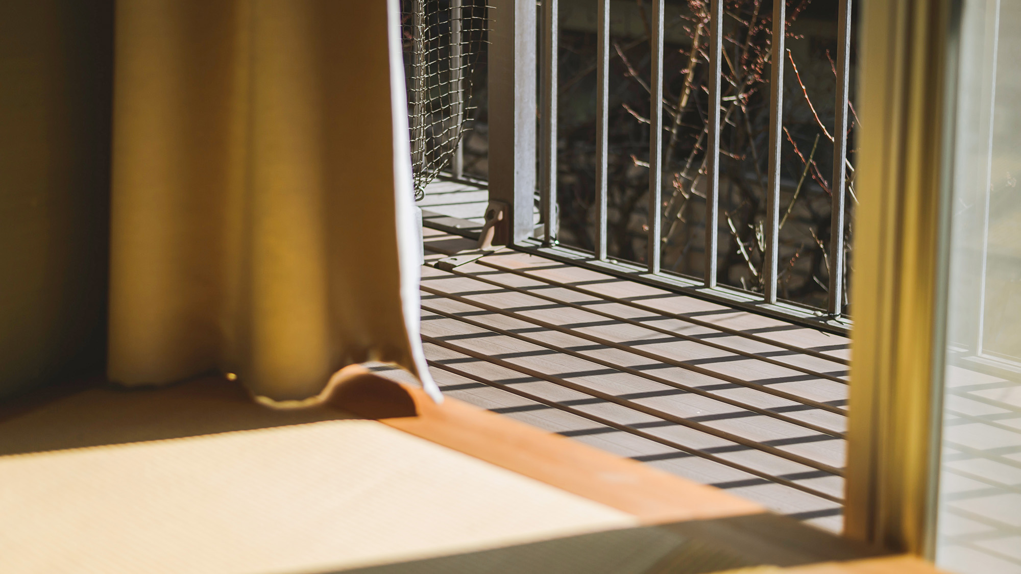 【新館和室】バルコニー付きのお部屋。窓を開けてひなたぼっこもできます