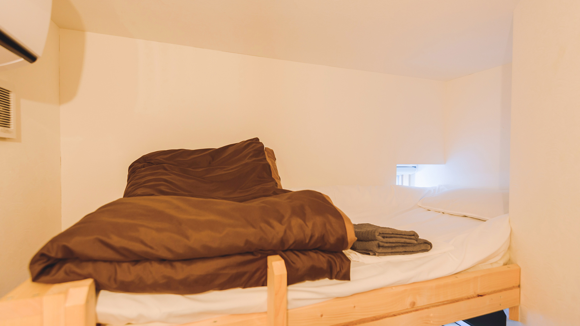 【新館シングル】わずかな光が入る、適度な明るさのベッドルームです