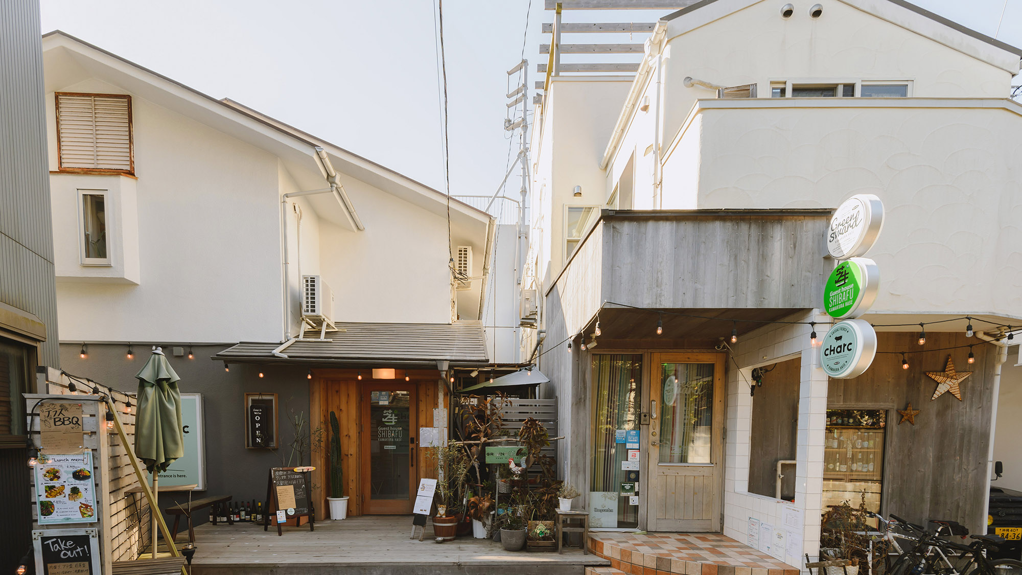 【外観】1Fにカフェ＆バーがあり、テイクアウトメニューがあるのでお部屋でお召し上がりいただけます