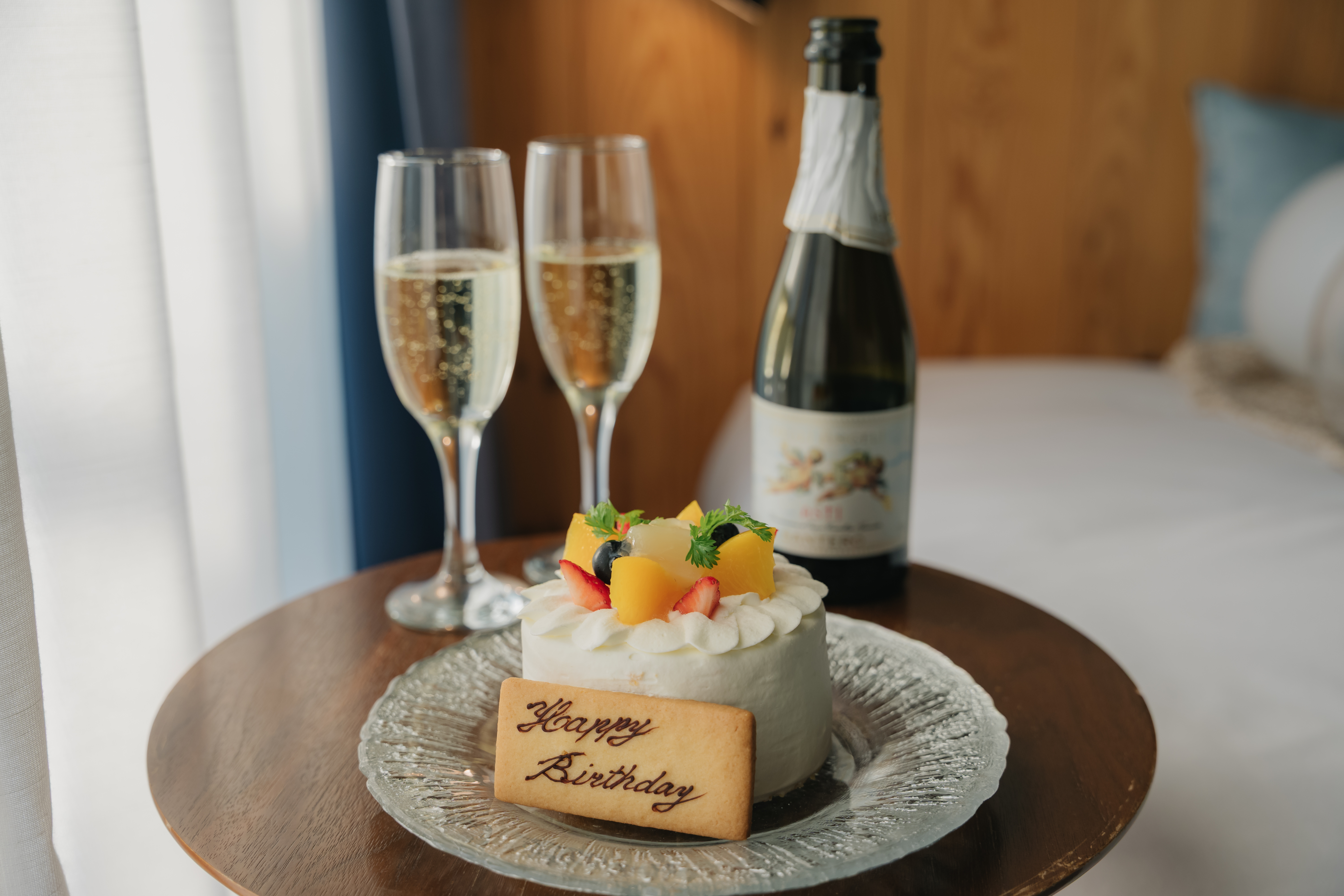【Anniversaryプラン】ご希望の方に有料でケーキやシャンパンのご用意が可能です。