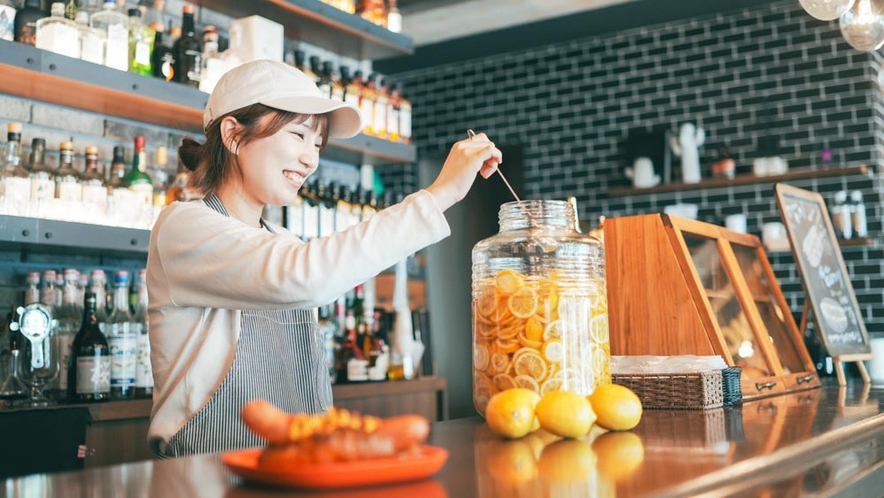 スタッフが手作りするレモネードは朝の目覚めの一杯