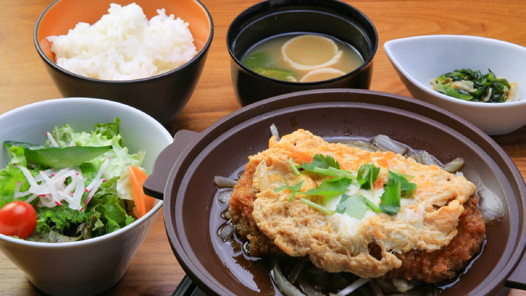 夕食付プラン＜熱々！陶板かつ煮膳　藤沢野菜サラダ・お浸し・ご飯・味噌汁付＞