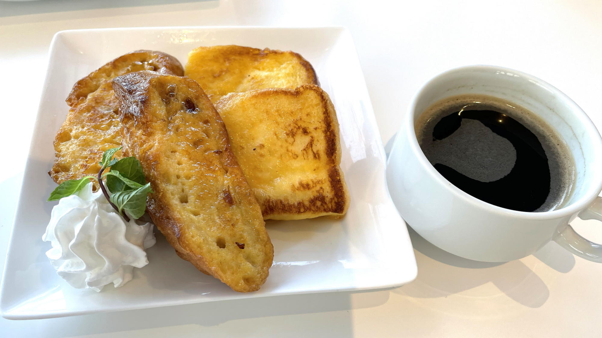 外はこんがり、中はふんわり。やさしい甘さのフレンチトースト。