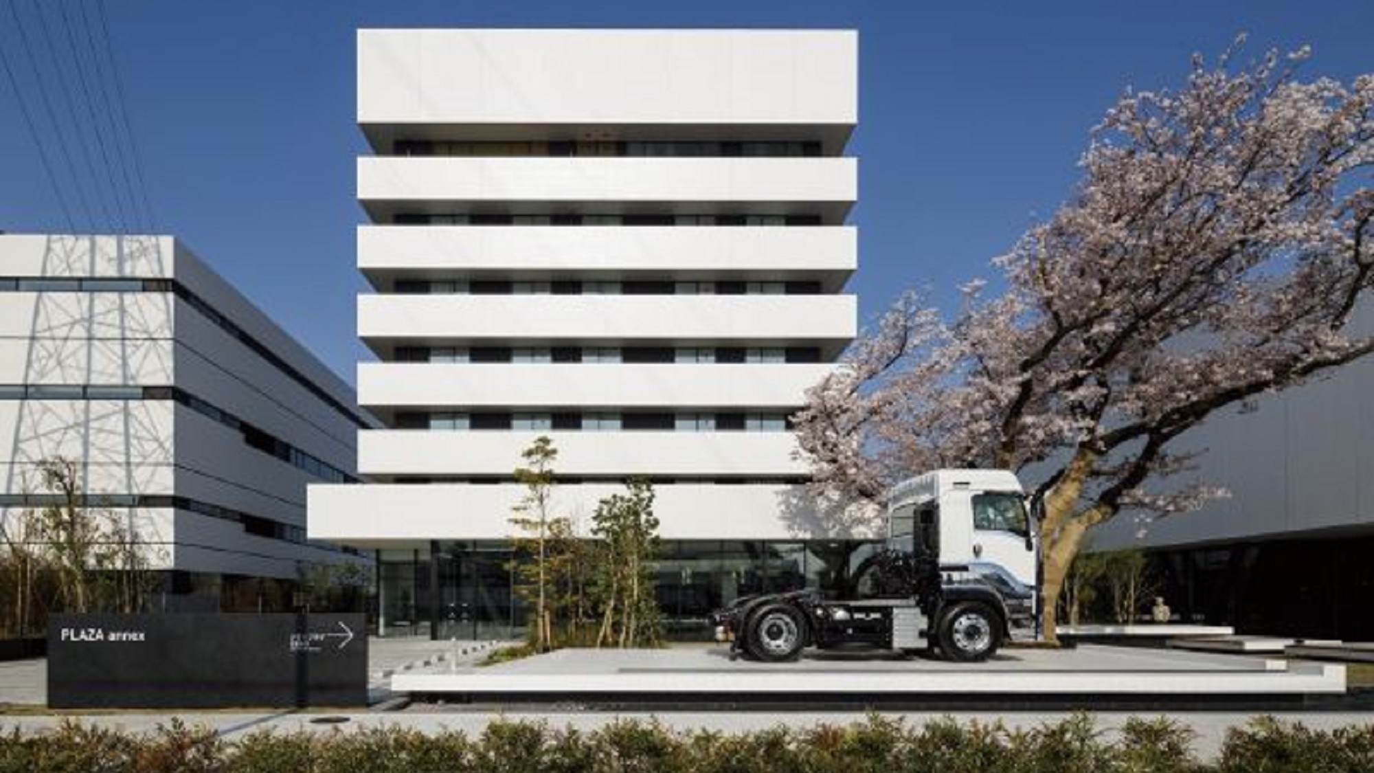 道順⑥　トラックの展示が目印です