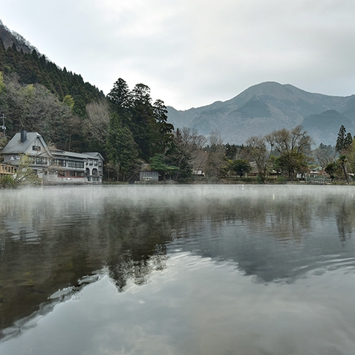 *【周辺（金鱗湖）】秋から冬にかけての早朝には湖面から霧が立ち上がる幻想的な光景が見られます。